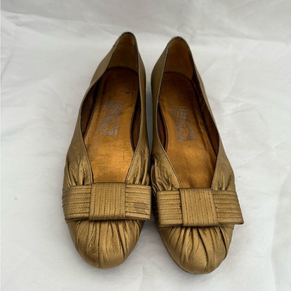Salvatore Ferragamo women’s ballet flats in gold with bow detail. Size 8